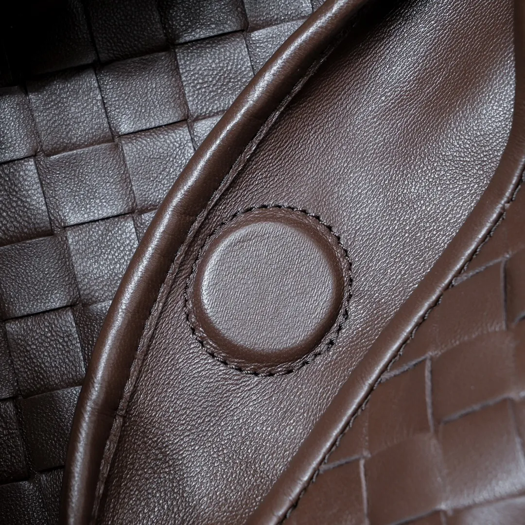 Batch 1860 #Bv new small HOP bag, the bag body and handles are made of a whole piece of woven leather. The bag body is soft and lazy. Hop symbolizes the praise of innovation and eternal craftsmanship [love]. The pyramid silhouette combines practicality and fashion. It is modern and casual. The double-sided closure design of the bag mouth is more convenient and safe! The cowhide texture also makes the bag more wear-resistant and durable. A must-have for fashionable ladies who like minimalism yet comfortable and casual! Size: 41x20.5x7.5, Model: 3966#